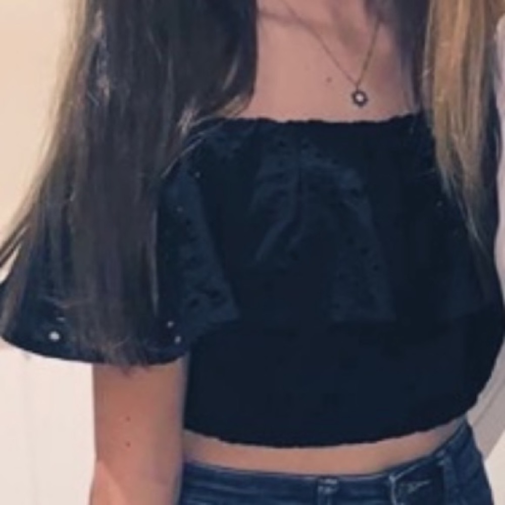 Lulus, small, cropped off the shoulder